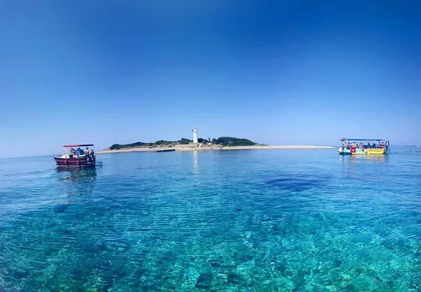 L'isolotto di Licosa con il faro bianco
