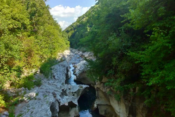 Vista panoramica delle Gole del Calore con le caratteristiche pareti rocciose