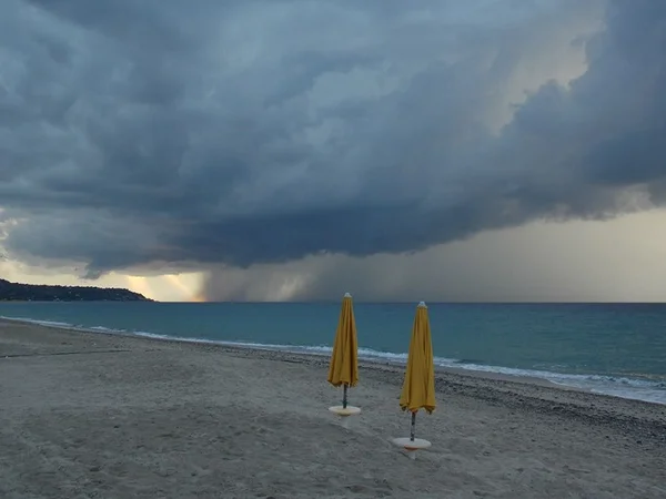 Immagine per Ferragosto Sotto l'Ombrello nel Cilento: Allerta Meteo per Temporali e Grandine