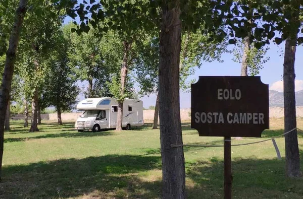 Sosta camper a Paestum con i magnifici templi greci sullo sfondo: l'area Eolo si trova a pochi metri dal sito archeologico UNESCO Patrimonio dell'Umanità