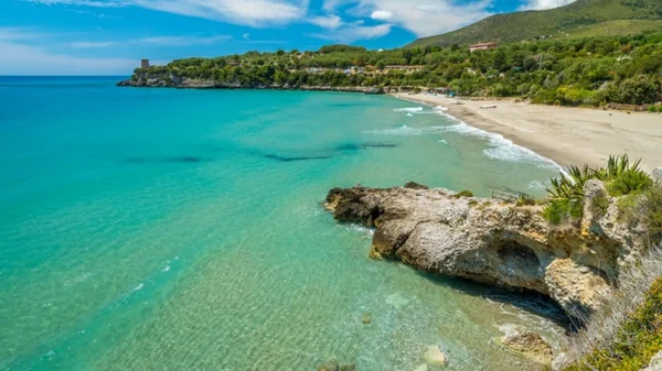 Immagine per 13 Spiagge del Cilento che Stanno Conquistando l Estate 2025: Sapri Debutta tra le Bandiere Blu