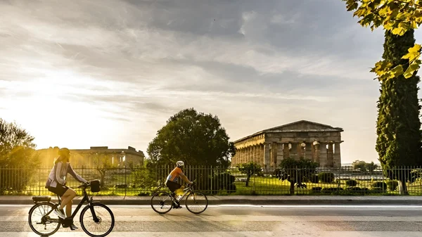 I maestosi Templi di Paestum accessibili in bicicletta lungo la nuova pista ciclabile, un connubio perfetto tra sport e cultura nel sito UNESCO