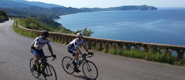 Panorama mozzafiato lungo la Via Silente con vista sulla costa cilentana e i borghi UNESCO di Castellabate e Acciaroli sullo sfondo